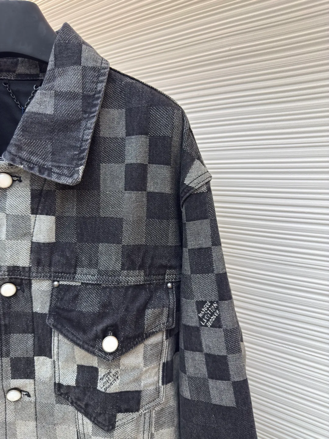 LOUIS VUITTON checkerboard mosaic denim jacket ●Authentic product: 25900 purchased and developed ●Item number: 1680019-C05 ●Fabric: denim fabric ●Technology: Jacquard technology ●Version: Fitted version ●Size: 46-48-50-52 ●Weight: about 1250g ●Description: Gradient mosaic plaid fabric developed as it is Restored letter jacquard on denim The minimum order quantity for the pearl hardware laser engraving logo is 6w. The cost of a single pearl button is RMB. The details are processed perfectly. After the garment is ready, the enzyme soaking and washing process is used to make the denim slightly yellowed to show the traces of time. Finally, the buttons are hand-buttoned. Machine equipment cannot be used for buttoning because the button material is pearls. The scrap rate of machine buttoning is 40%. The 13 pearl buttons on the whole body are all hand-buttoned. Unreplicable works of art pay tribute to Fei Dong. The overall wiring is straight and delicate, the fabric is comfortable and soft, and the color is consistent without color difference. It can be matched with the same style to create a fashionable look and control various occasions. Customized accessories, complete with three standards, same style for men and women!